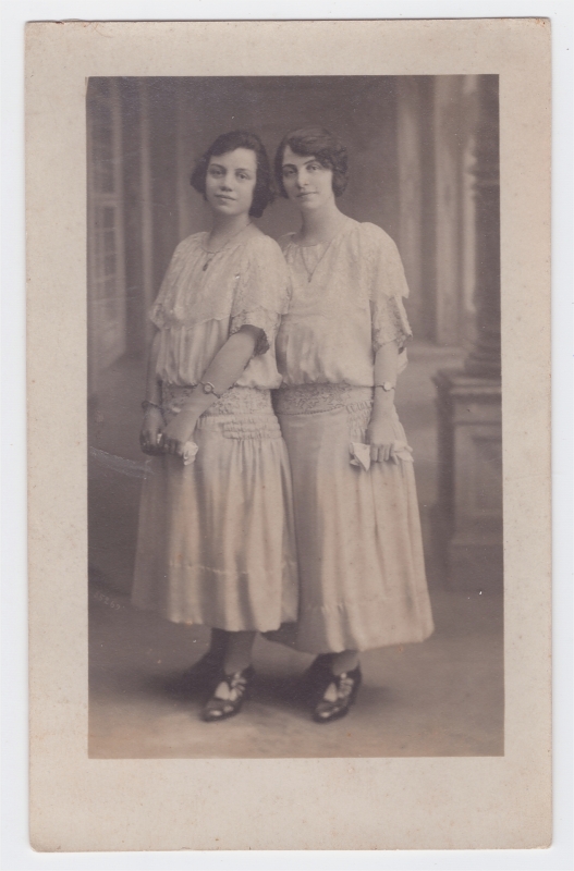 Deux jeunes femmes portant la même robe