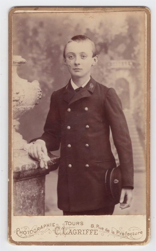 Abel Delhommais, adolescent, en uniforme