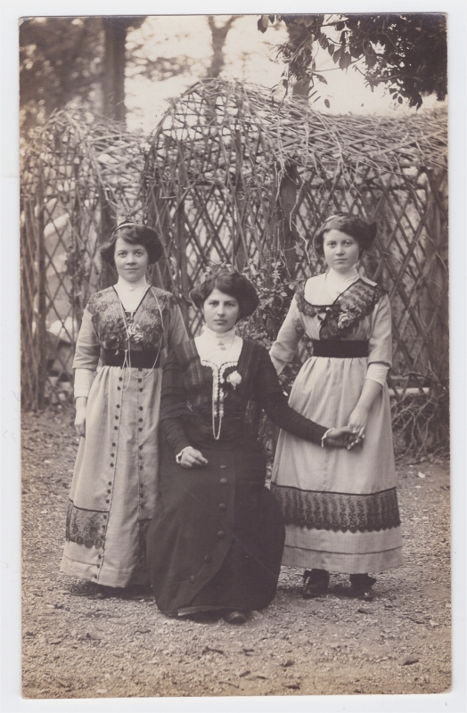 Trois femmes (soeurs ?)