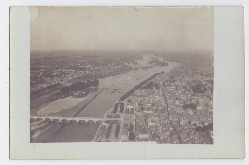 Vue aérienne de Tours avec le pont Wilson à gauche