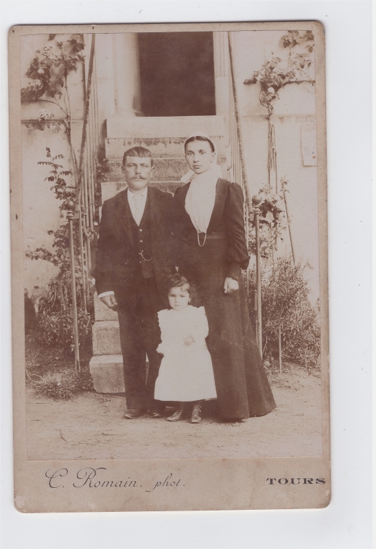 Couple avec leur fillette devant  une maison