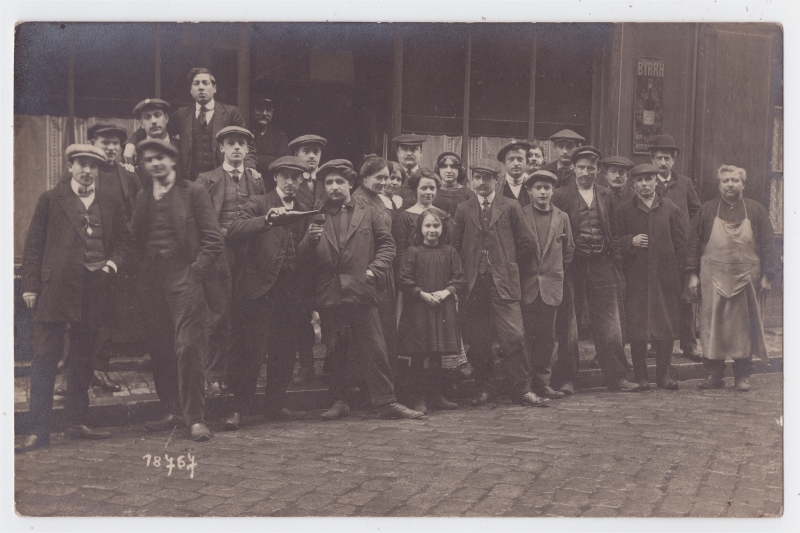 Groupe devant un café