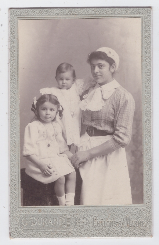 Mère ou nourrice avec deux enfants