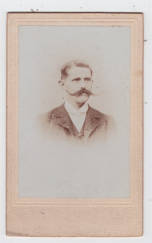 Homme aux longues moustaches effilées