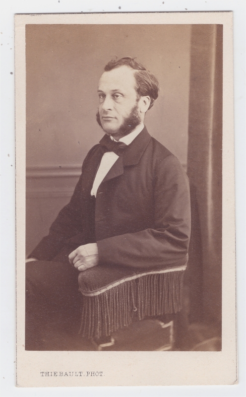 Homme de trois quarts avec des favoris