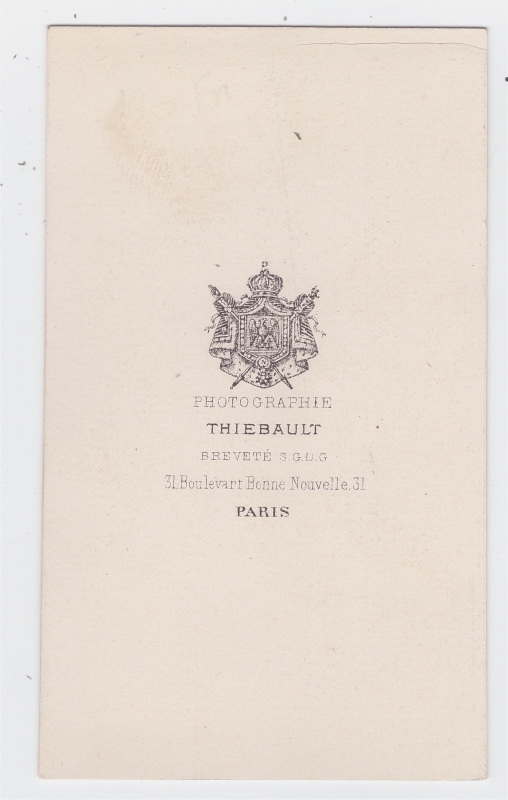 Homme de trois quarts avec des favoris
