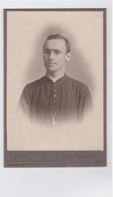 Jeun prêtre portant des lunettes