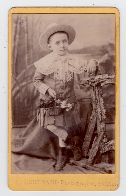 Enfant en robe tenant un panier fleuri