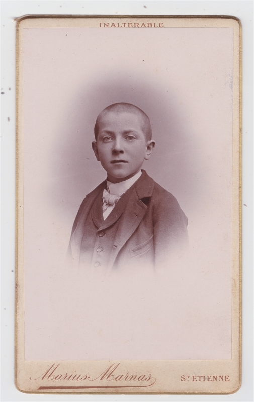 Garçon aux cheveux ras