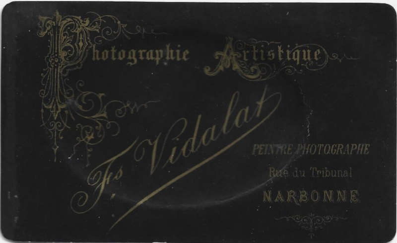 Bambin assis sur une petite chaise