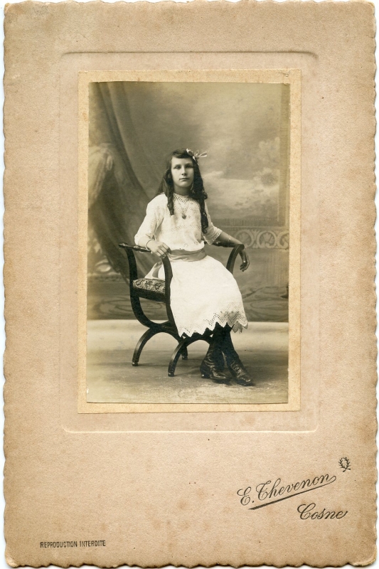 Adolescente aux cheveux longs
