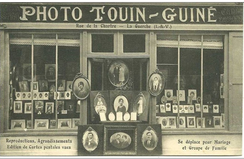 Vitrine de son commerce à La Guerche