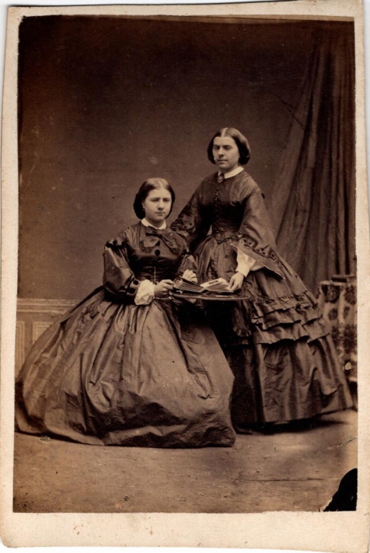 Deux femmes feuilletant un album de photographies