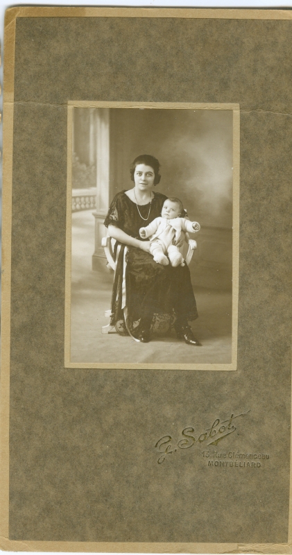 Jeune femme posant avec son bébé