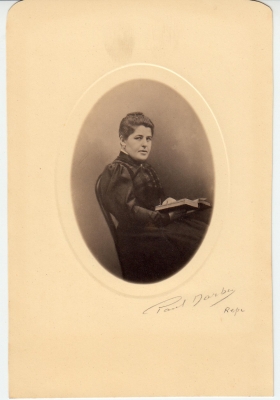 Darby femme avec un livre 1