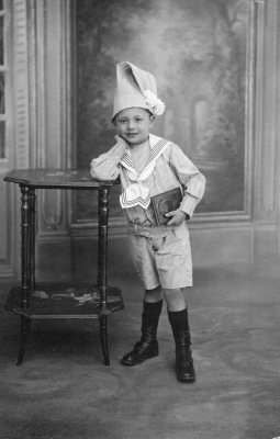 Garcon coiffe dun grand bonnet