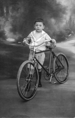 Garcon posant avec sa bicyclette3