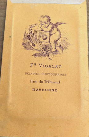 Communiant en uniforme scolaire