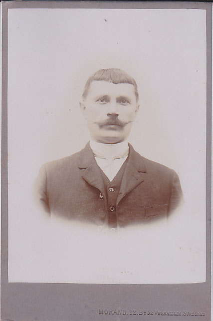 Homme aux cheveux courts et belle moustache