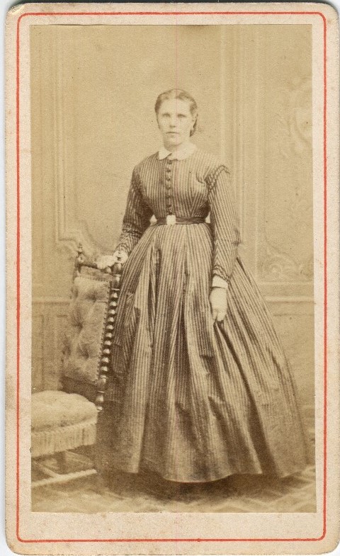 Jeune femme portant une robe à rayures
