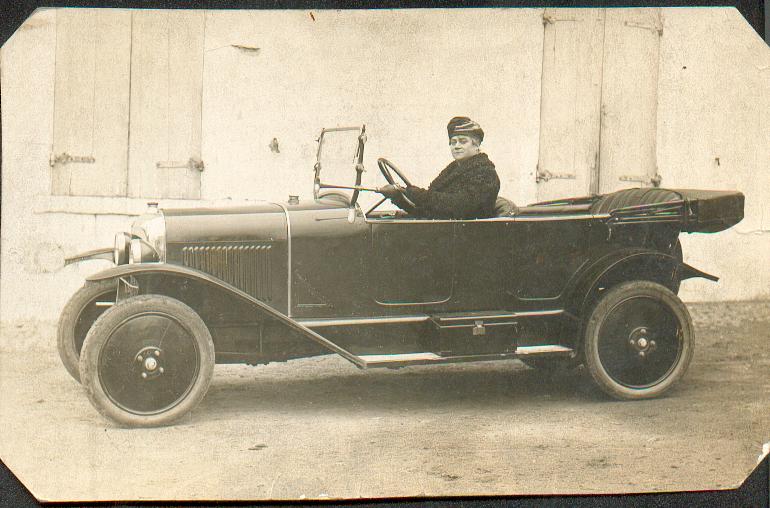 Marguerite Grampa au volant d'une voiture