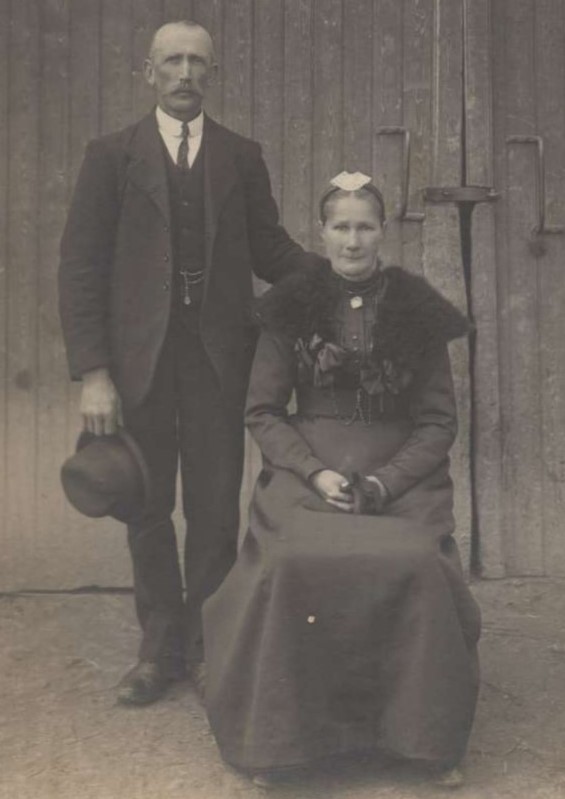 Pierre et Eugénie Massard née Vilboux posant en extérieur