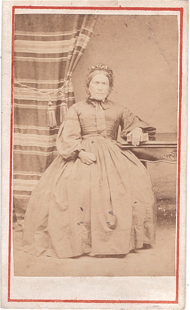 Femme assise près d'une table