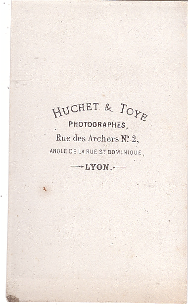 Homme arborant un beau gilet à pois
