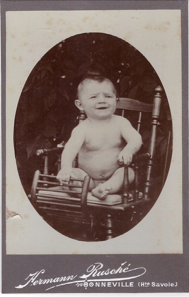 Bebe Nu Assis Sur Une Chaise Haute Portrait Sepia
