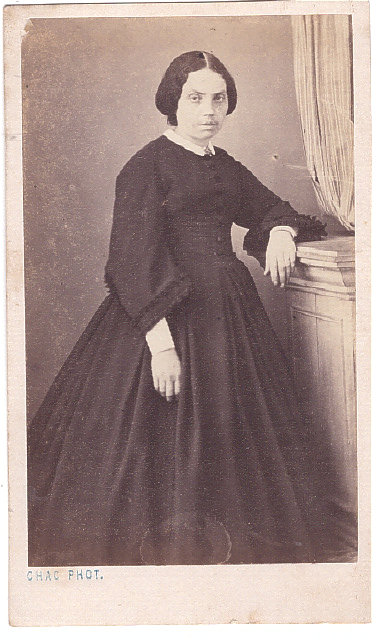 Jeune femme aux cheveux noirs