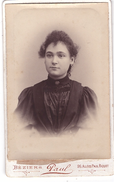 Jeune femme aux cheveux frisés
