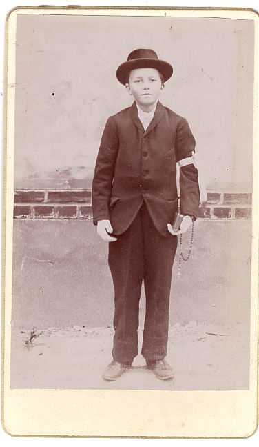 Communiant en tenue de ville portant un chapeau