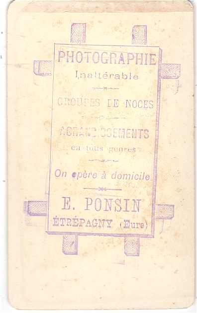Communiant en tenue de ville portant un chapeau
