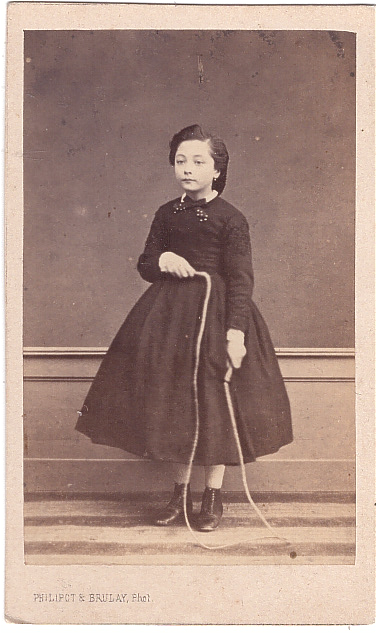 Grande fille avec sa corde à sauter