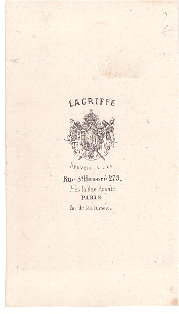 Femme les mains posées sur sa robe à crinoline.