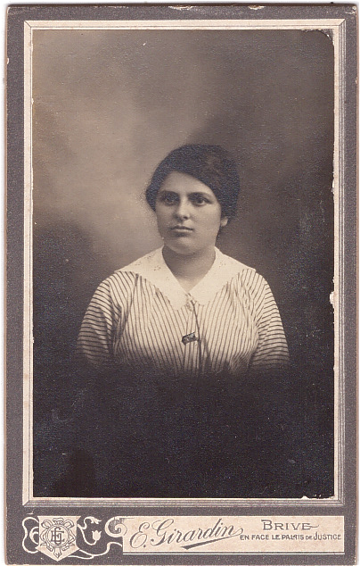 Jeune femme aux cheveux noirs