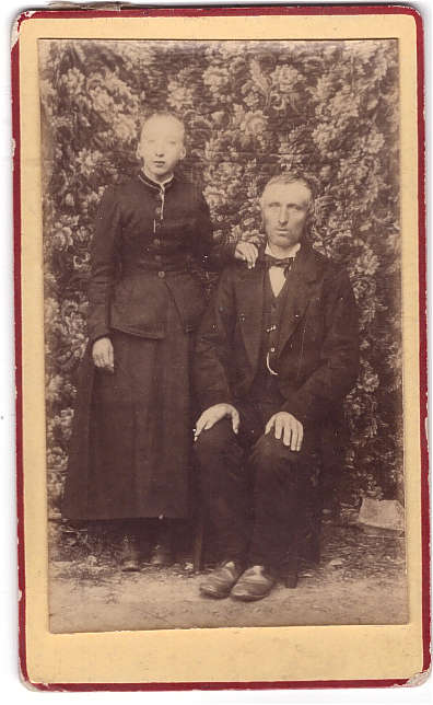 Père et fille (?) posant en extérieur