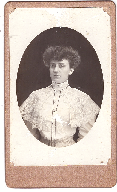 Jeune femme aux cheveux noirs