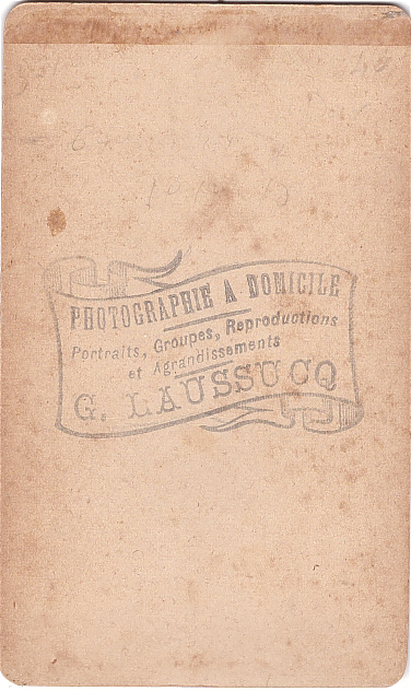 Jeune femme aux cheveux noirs