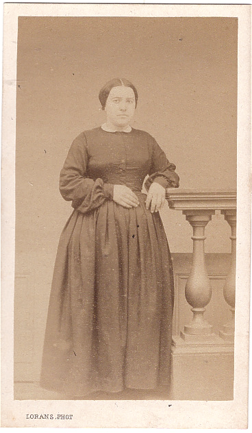 Femme accoudée à une balustrade