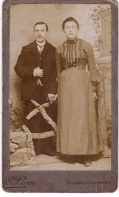 Jeune couple posant dans un décor d'atelier