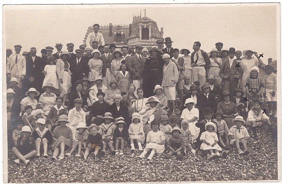 Estivants sur une plage de galets 