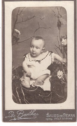 Bébé posant dans un décor floral