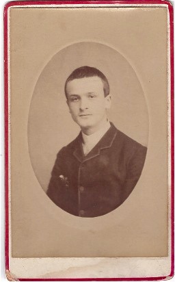 Jeune homme aux cheveux courts