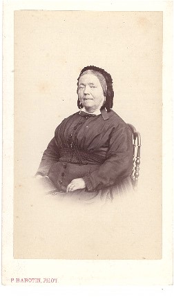 Femme portant une coiffe noire