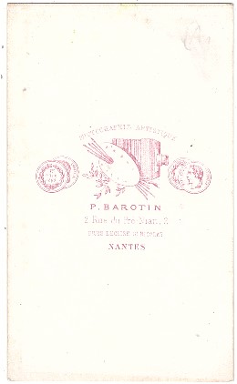 Femme portant une coiffe noire