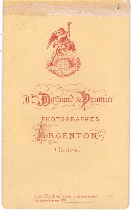 Fillette assise, mains croisées