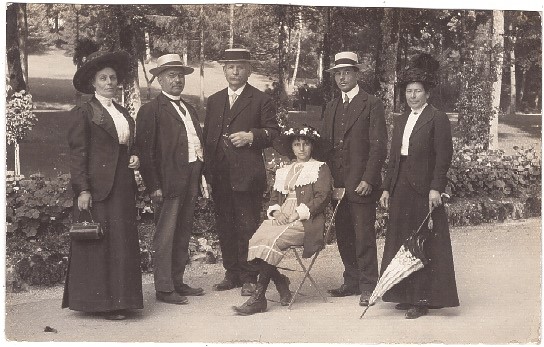 Portrait de famille (curistes ?) dans un jardin public