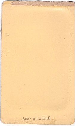 Collégien en uniforme posant avec sa soeur