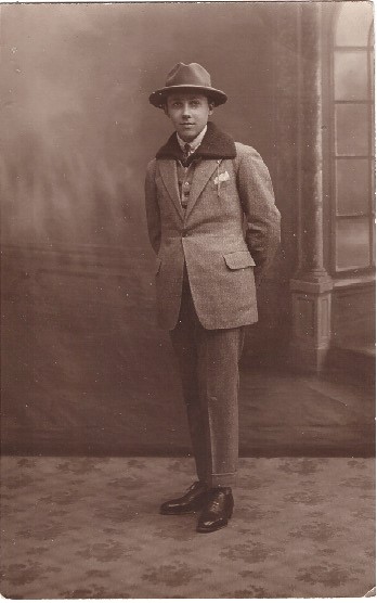 Jeune homme posant en atelier coiffé de son chapeau